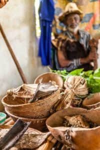 Traditioneller Heiler in Bwindi