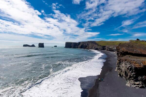 Schwarzer Sandstrand am Kap Dyrholaey Vik in Island
