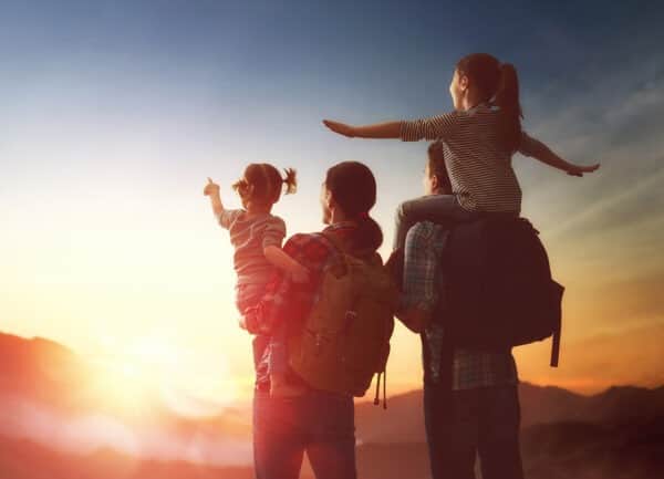 Familie beobachtet Sonnenuntergang